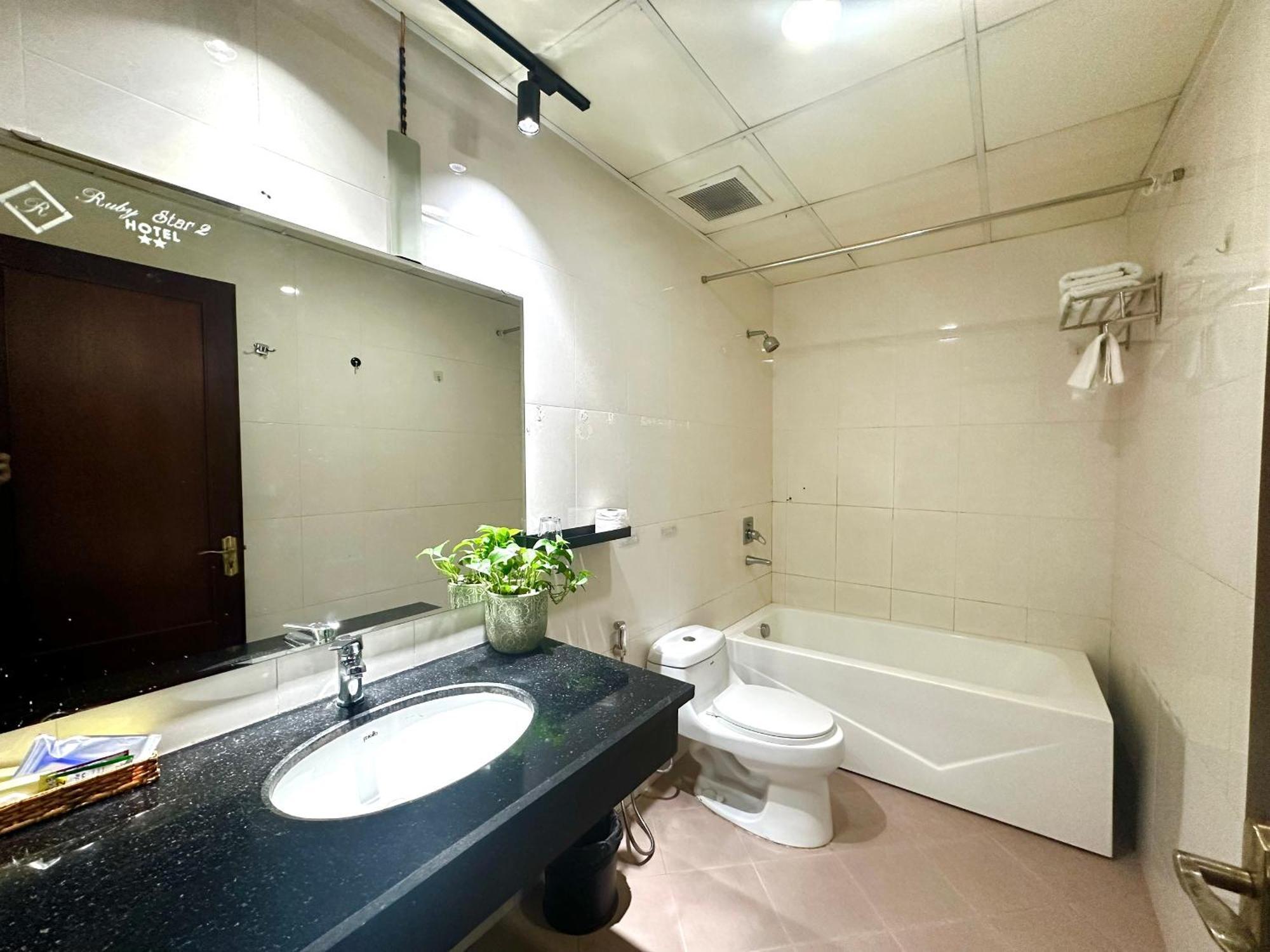 Ruby Star Hotel- Near Ben Thanh Market Хошимин Экстерьер фото