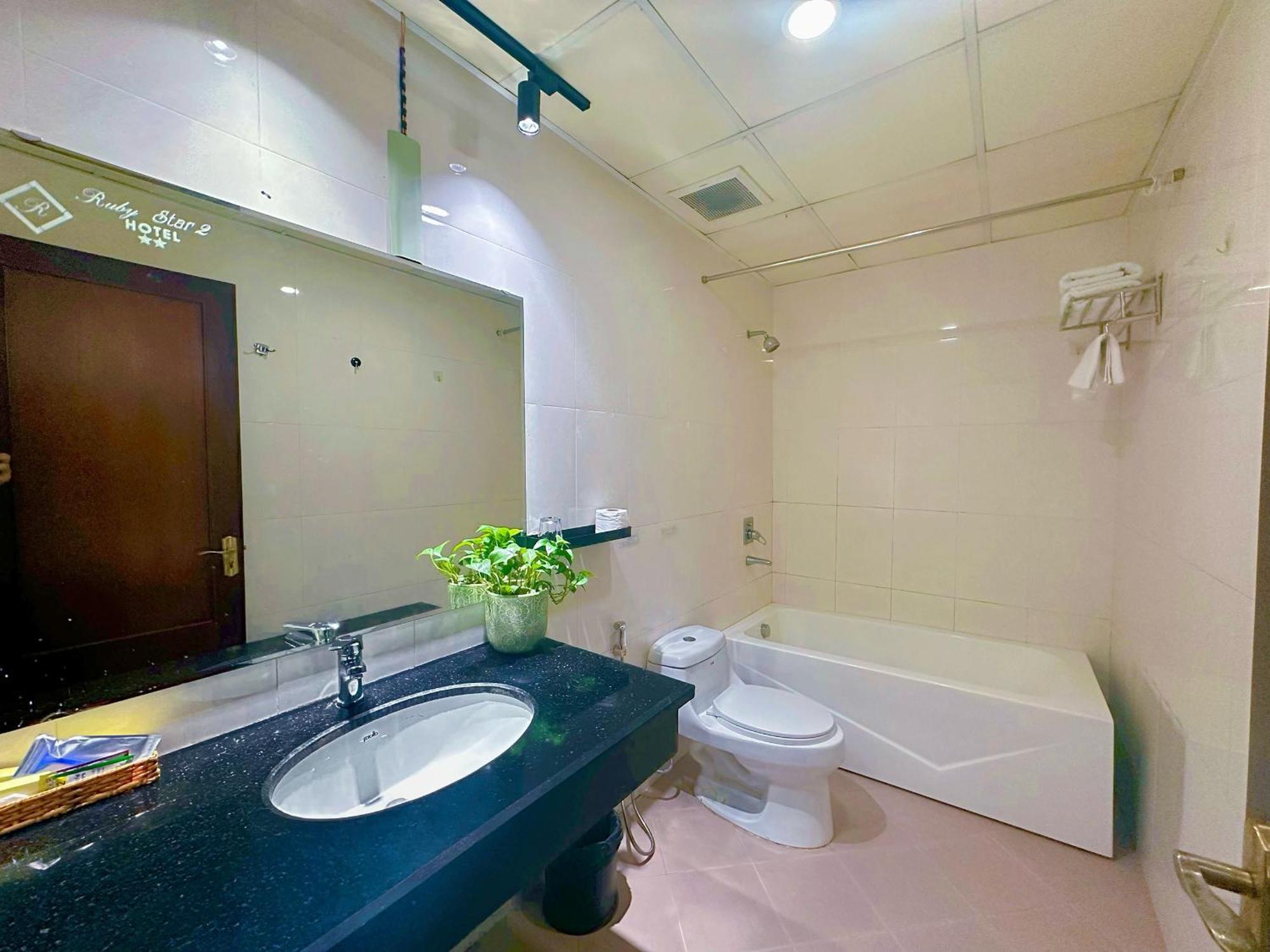 Ruby Star Hotel- Near Ben Thanh Market Хошимин Экстерьер фото